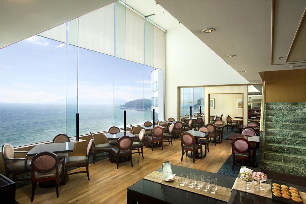 Grand Josun Пусан Екстер'єр фото The Club Lounge at Hong Kong International Airport
