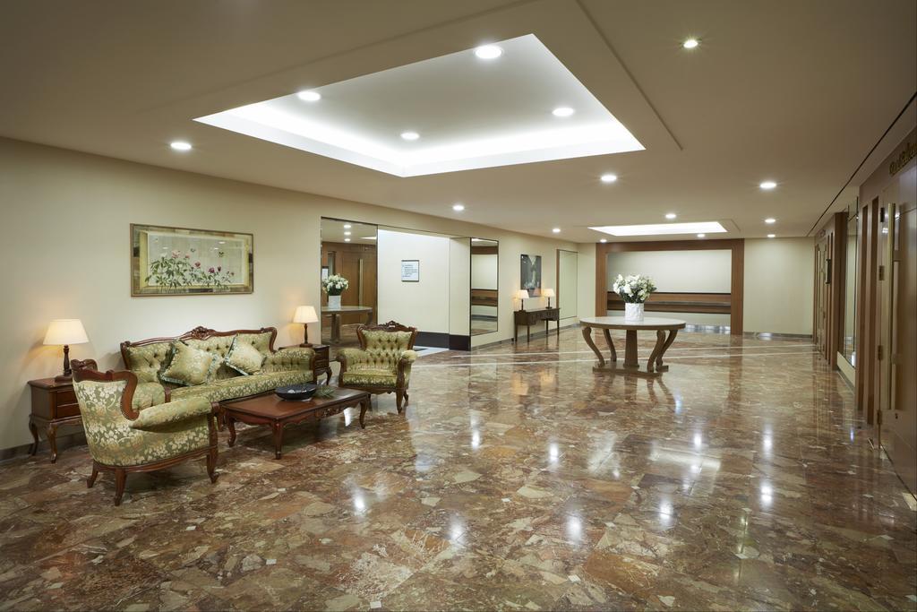 Grand Josun Пусан Екстер'єр фото The lobby of the hospital